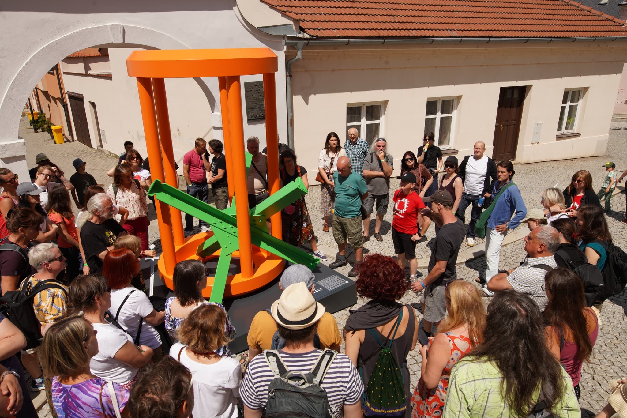 Ježek v kleci během festivalu Boskovice